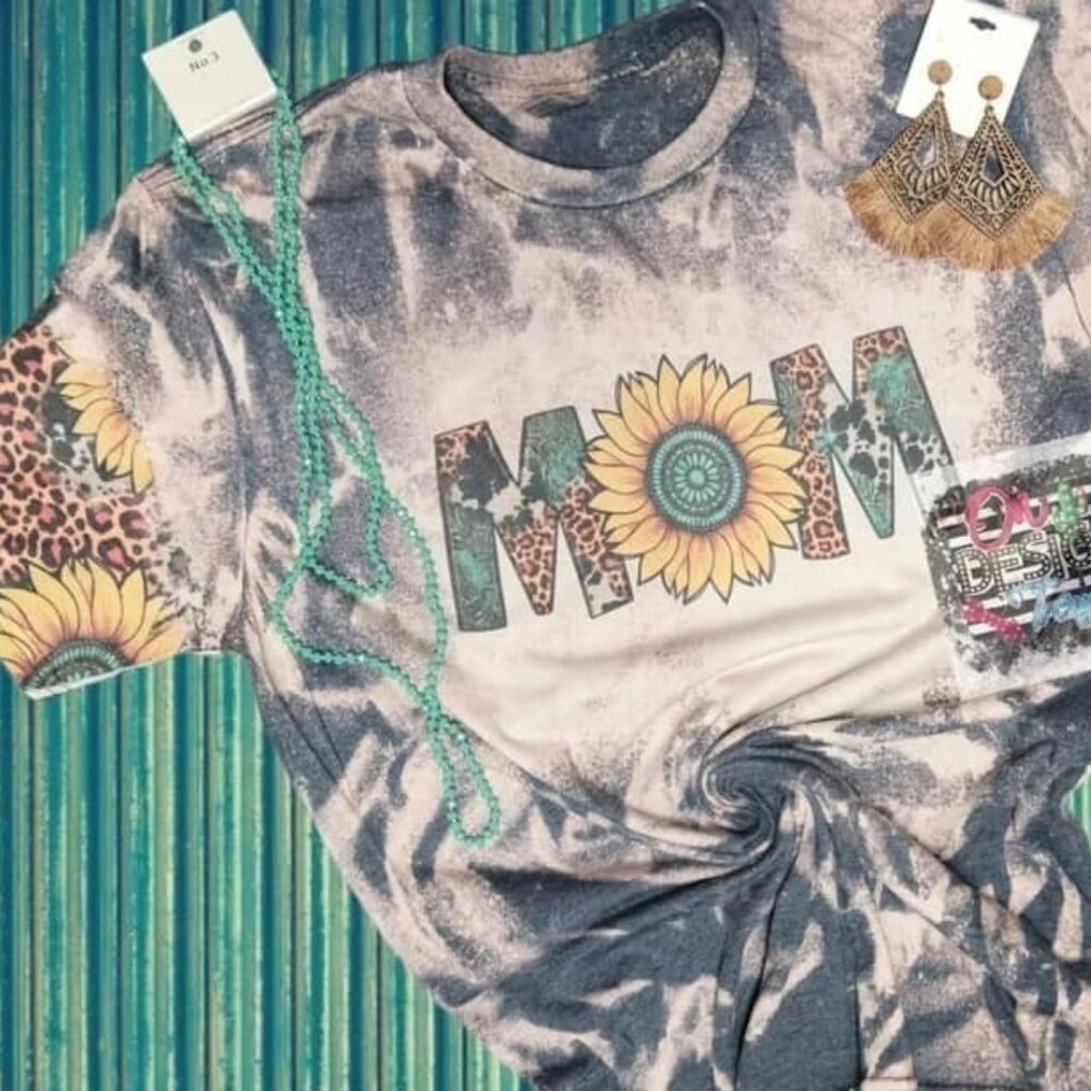 Bleached "MOM" Graphic designed T-shir Women's size Large sunflower accents